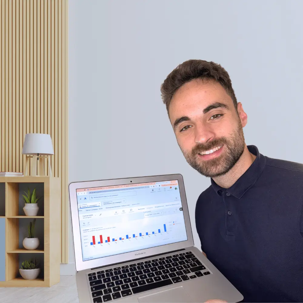 Photo d'un freelance Google Ads montrant son ordinateur à Nice