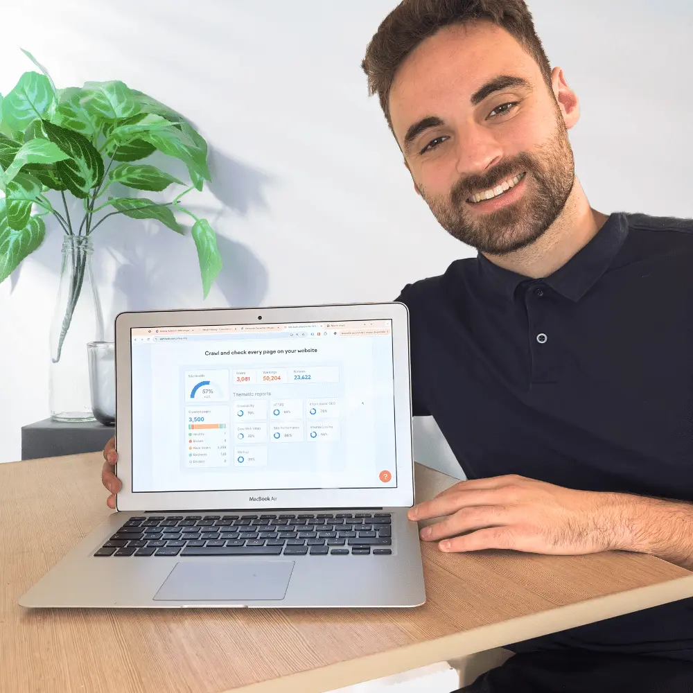 Photo d'un freelance en audit SEO montrant son ordinateur à Nice