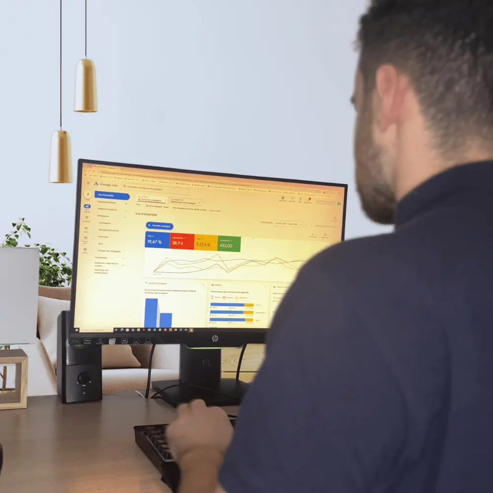 Photo d'un freelance en audit Google Ads montrant son ordinateur à Nice